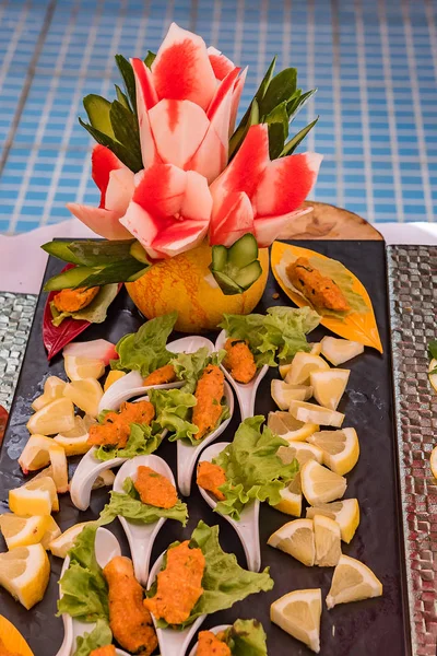 一盘又一份水果和蔬菜的节日菜 土耳其语表 — 图库照片