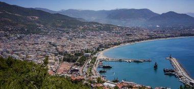 Alanya City, Türkiye. Üst gözlem güvertesinden görüntüle. Gemiler için Rıhtım ve Otopark.