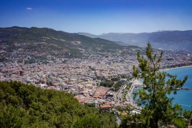 Alanya City, Türkiye. Üst gözlem güvertesinden görüntüle. Gemiler için Rıhtım ve Otopark.