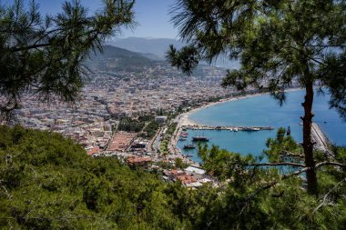 Alanya City, Türkiye. Üst gözlem güvertesinden görüntüle. Gemiler için Rıhtım ve Otopark.