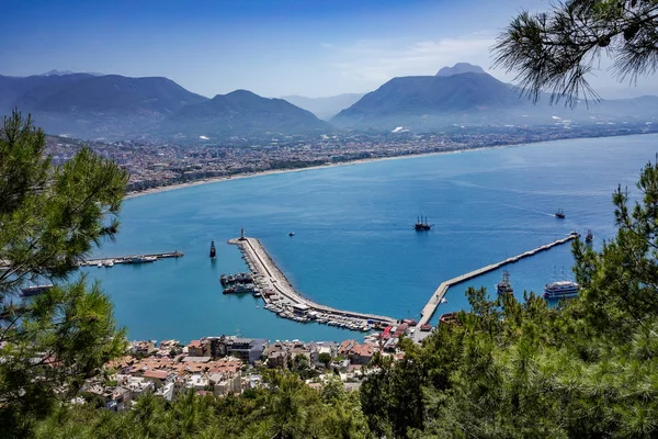 Alanya City, Türkiye. Üst gözlem güvertesinden görüntüle. Gemiler için Rıhtım ve Otopark.