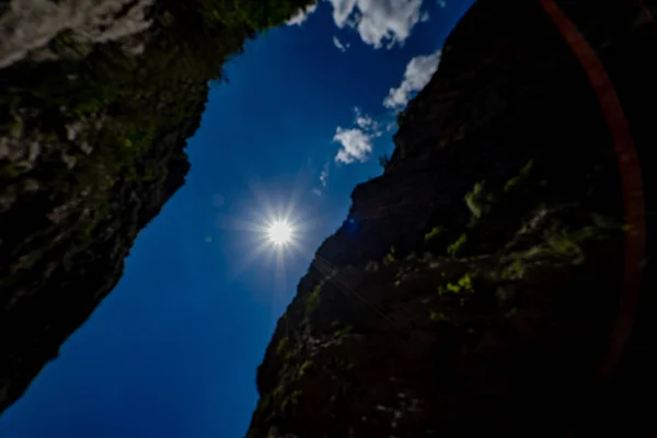 Céu Nuvens Desfiladeiro Vista Inferior Sol Entre Montanhas Vista Muito — Fotografia de Stock