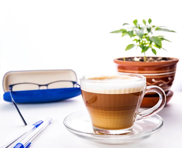 Papelería Gafas Bolígrafos Tijeras Sobre Fondo Blanco Taza Café Mesa — Foto de Stock