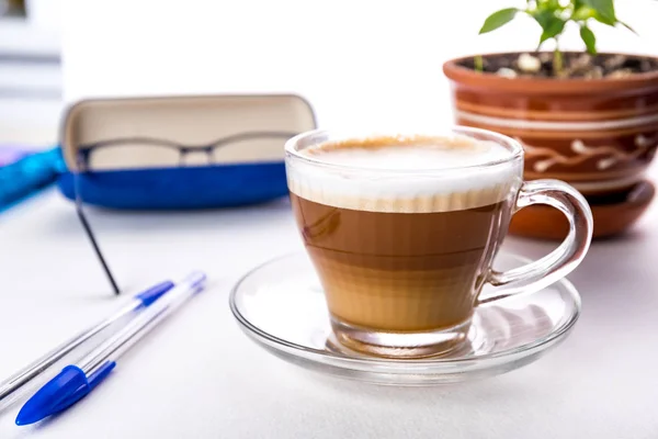 Papelería Gafas Bolígrafos Tijeras Sobre Fondo Blanco Taza Café Mesa — Foto de Stock