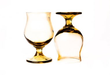 Beyaz arka planda güzel şarap ve kokteyl bardakları.