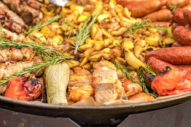 Tavada kızarmış sosisli patates kızartması. Sosis, soğan, sarımsak, kimyon, biber ve baharat ile Yemek kızarmış patates.