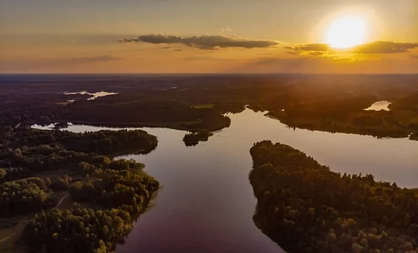 Karelia Cumhuriyeti. Rusya. Karelian Adaları havadan drone ile panorama. Ladoga Gölü. Bir panorama ile Karelian su alanı. Ladoga Gölü'ndeki adalar. Rusya'nın kuzey doğası. Karelian manzara.