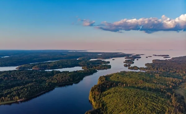 Karelia Cumhuriyeti. Rusya. Karelian Adaları havadan drone ile panorama. Ladoga Gölü. Bir panorama ile Karelian su alanı. Ladoga Gölü'ndeki adalar. Rusya'nın kuzey doğası. Karelian manzara.