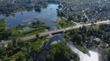 Priozersk şehir panoraması yüksek. Bridge ve Central Street Priozersk, Leningrad Region, Rusya Federasyonu.