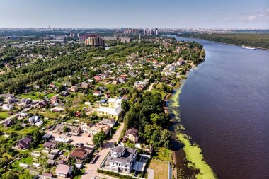 Ust-Izhora köyünün panoraması. St. Petersburg çevresi, Rusya. Ust - İzhora Nehri.