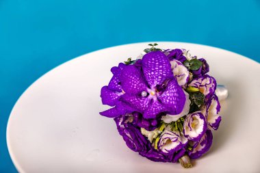 Mavi arka plan üzerinde beyaz yuvarlak masada çiçek Güzel buket.