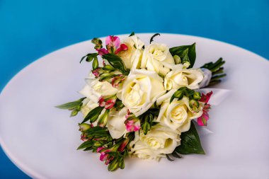 Mavi arka plan üzerinde beyaz yuvarlak masada çiçek Güzel buket.