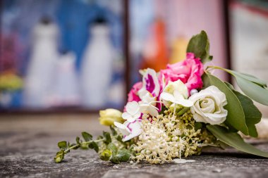 Bir taş levha üzerinde taze çiçek güzel buket.