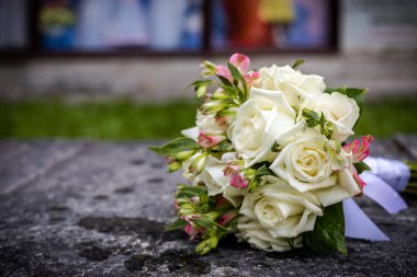 Bir taş levha üzerinde taze çiçek güzel buket.