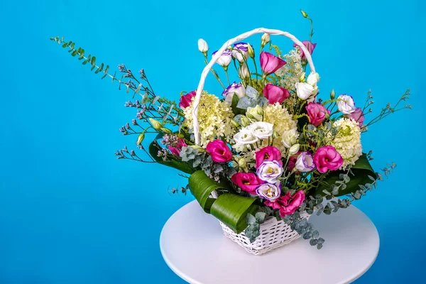 Gyönyörű Csokor Virág Fehér Kerek Asztal Kék Háttér — Stock Fotó