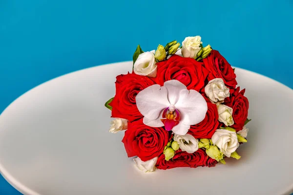 Hermoso Ramo Flores Sobre Mesa Redonda Blanca Sobre Fondo Azul —  Fotos de Stock