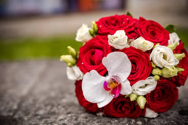 Hermoso Ramo Flores Frescas Una Losa Piedra —  Fotos de Stock