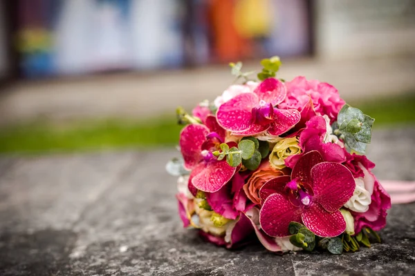 Piękny Bukiet Świeżych Kwiatów Kamiennej Płycie — Zdjęcie stockowe