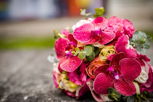 Piękny Bukiet Świeżych Kwiatów Kamiennej Płycie — Zdjęcie stockowe