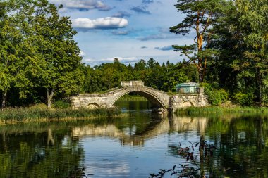 Gatchina Palace Park, Leningrad bölgesi, Rusya. Güzel yaz manzara.