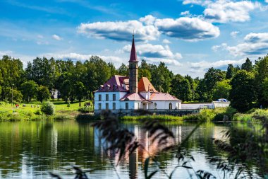 Manzara panorama Priory Sarayı ve Gatchina göl, Leningrad bölgesi, Rusya. Güzel güneşli bir gün.