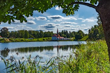 Manzara panorama Priory Sarayı ve Gatchina göl, Leningrad bölgesi, Rusya. Güzel güneşli bir gün.