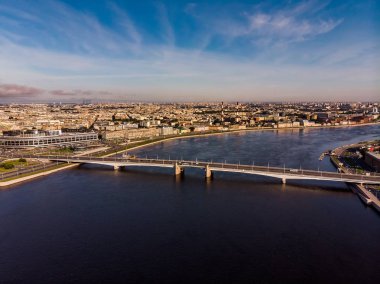 Alexander Nevsky köprüsü, Moskova otel ve St Petersburg Neva dolgu muhteşem panorama.