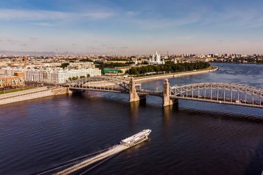 Smolny Katedrali'nin arka planında Büyük Peter köprüsü. Rusya, St. Petersburg. Havadan panoramik çekim.