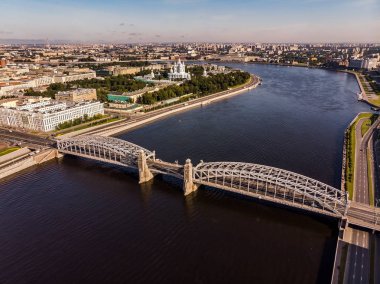Smolny Katedrali'nin arka planında Büyük Peter köprüsü. Rusya, St. Petersburg. Havadan panoramik çekim.