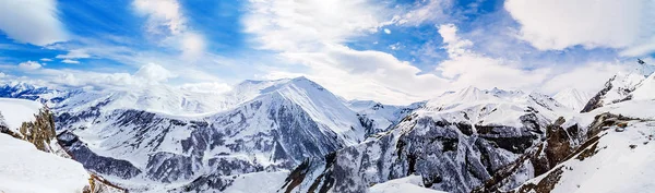 Karlı dağların panoraması. Kafkasya dağları, Gürcistan, Gudauri kayak merkezinden görünüm.