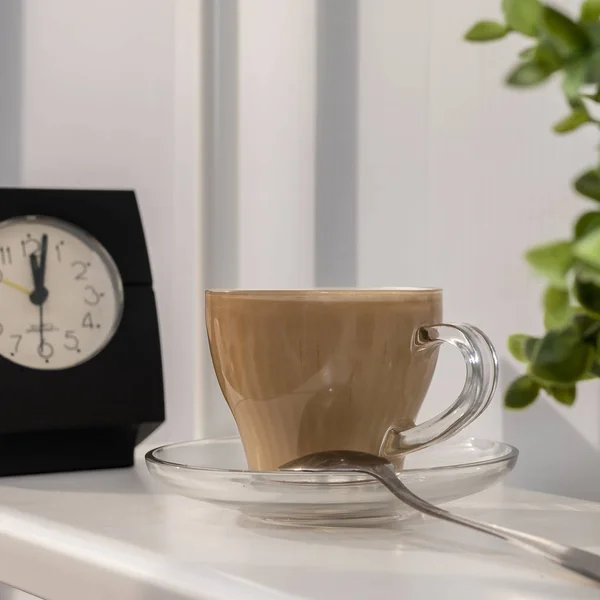 Una Taza Café Con Reloj Mesa Blanca Hora Tomar Café — Foto de Stock