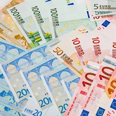 Banknotlar para masaya yatırılır. Euro.