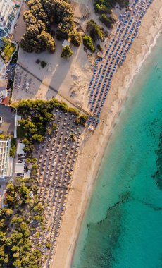 Kıyı şeridi, sahil, şemsiyeler, hava manzarası. Kıbrıs 'ta yaz tatili. Kıbrıs Rum Kesimi 'nin Ayia Napa kentindeki plaj manzarası.