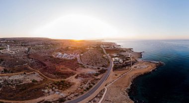 Kıbrıs 'ta Ayia Napa' nın en iyi manzarası. Akdeniz sahil beldesinin hava manzarası.