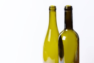 Beyaz arka planda farklı boylarda ve farklı renklerde cam şişeler.. 