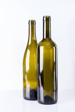 Beyaz arka planda farklı boylarda ve farklı renklerde cam şişeler.. 