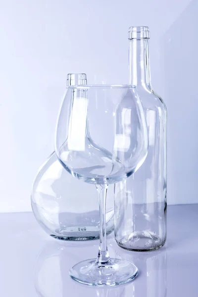Bottiglie Vetro Diversi Colori Dimensioni Diverse Uno Sfondo Bianco — Foto Stock
