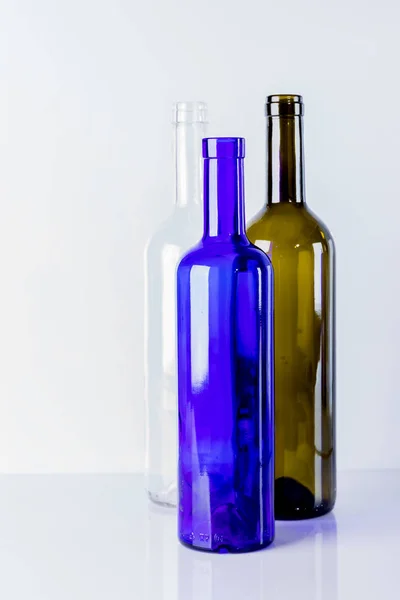 Botellas Vidrio Diferentes Colores Diferentes Tamaños Sobre Fondo Blanco — Foto de Stock