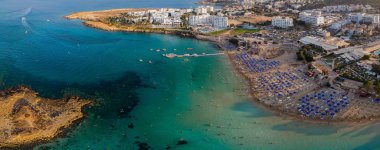 Akdeniz sahilinin sahil şeridinin panoraması. Kıbrıs Rum Ayası Napa Protaras 2019 Hava Fotoğrafları.