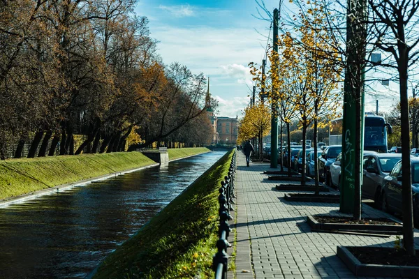 23.10.2019 Saint Petersburg, Rusya. Sonbahar şehri. Şehir mimarisi. Muhteşem bir sonbahar güneşli bir gün.