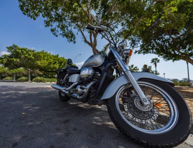 Şehirde motosiklet. Otoparkta bir motosiklet. Erkek aksesuarları. Erkek yaşam tarzı..