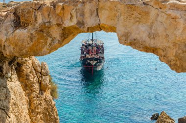 Aşk ya da aşk köprüsü. Kıbrıs Rum Kesimi Ayia Napa yakınlarındaki ünlü Aşk Köprüsü yakınlarında yelken açan korsan gemisi.