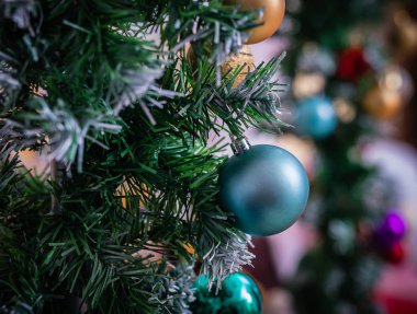 Yeni yıl için oyuncaklar. Noel oyuncak. Noel oyuncak. Oyuncaklar Noel ağacı. Noel ışıkları ve mumlar.