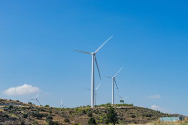 Temiz enerji için rüzgar türbinleri. Rüzgar türbinleriyle muhteşem bir manzara..