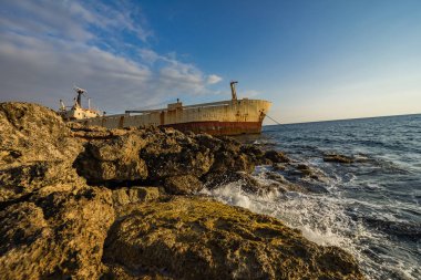 Güzel deniz manzarası ve batık. Terkedilmiş gemi Edro III batımında yakınındaki Paphos, Kıbrıs.