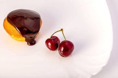 Kirazlı ve çikolatalı ev yapımı kekler. Klasik tatlı işte. Evde tatlı pişiriyorum..