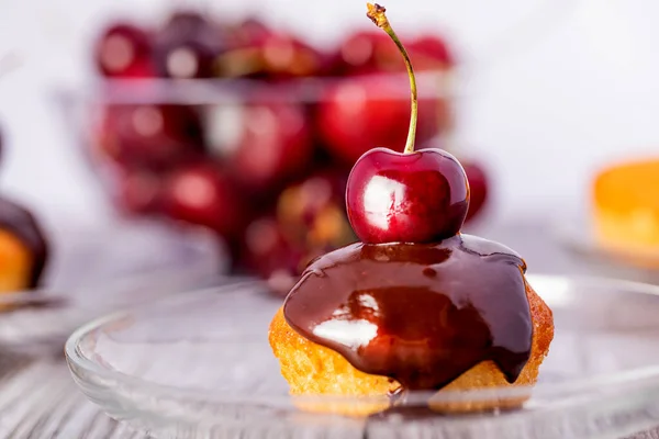 Hausgemachte Cupcakes Mit Kirschen Und Schokolade Klassisches Dessert Nachtisch Hause — Stockfoto