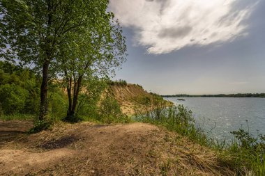 Kapalı bir kum çukurunun bahar manzarası.