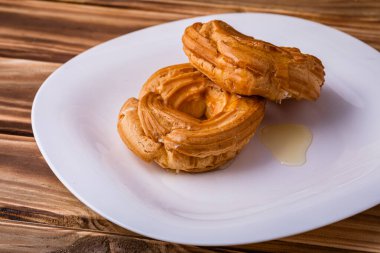 Krem peynirli ve kayısılı krema halkası. Kahvaltı için harika bir tatlı..