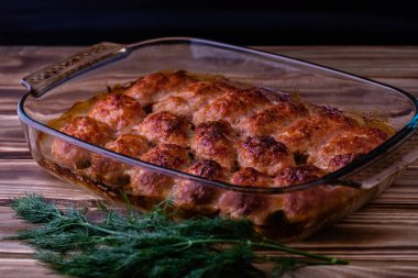 Kızarmış et pirzolaları ahşap bir masada fırından çıkarıldı..